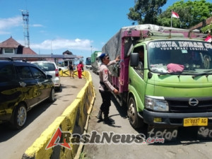 Pengamanan Pintu Masuk Bali, Sat Polairud dan Polsek Kawasan Pelabuhan Padangbai Lakukan Pemeriksaan Rutin