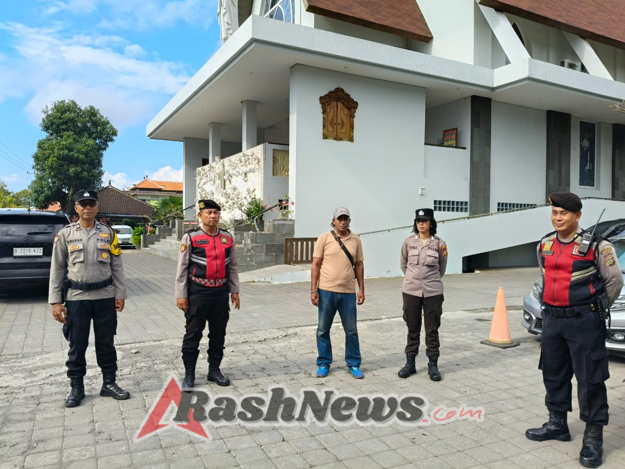 Polsek Gianyar Amankan Misa Minggu di Gereja Santa Maria Ratu Rosari