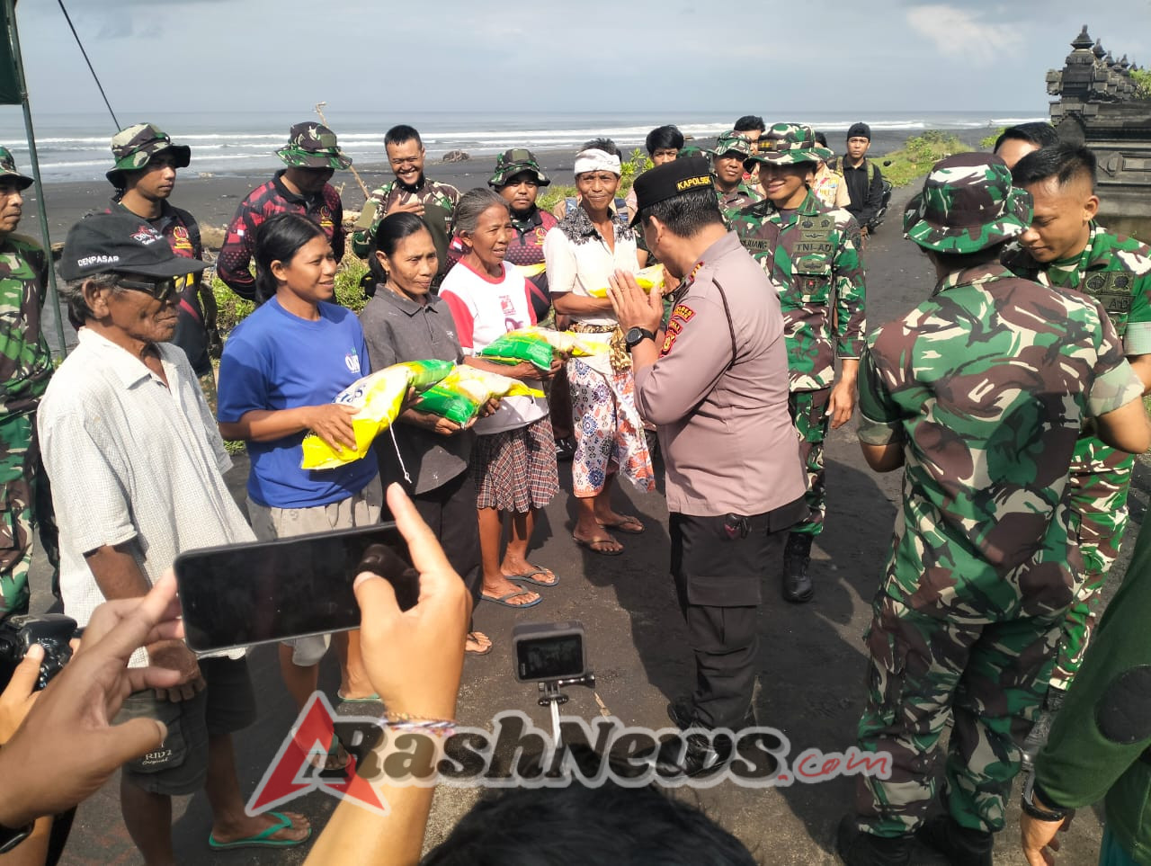 Sambut HUT TNI ke-80, Kodim Tabanan dan Masyarakat Gelar Bakti Teritorial di Pantai Kelating