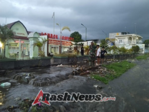 ‎Banjir Irigasi di Pringgabaya, TNI dan Warga Gotong Royong Bersihkan Jalan Raya