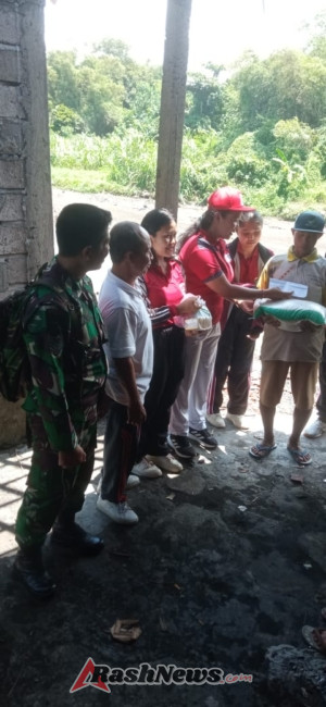 Penyaluran Sembako PMR SMAN 2 Semarapura Tengah Kepada Warga Terdampak Bencana Diatensi Koramil Dawan