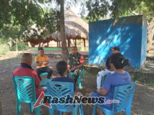 Babinsa Koramil 1618-05/Biut Laksanakan Komsos di Desa Taunbaen, Sampaikan Imbauan Kamtibmas