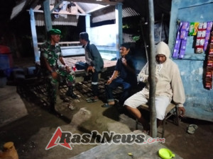 Babinsa Koramil 1628-04/Poto Tano Gelar Patroli Malam, Ingatkan Warga Jaga Kamtibmas