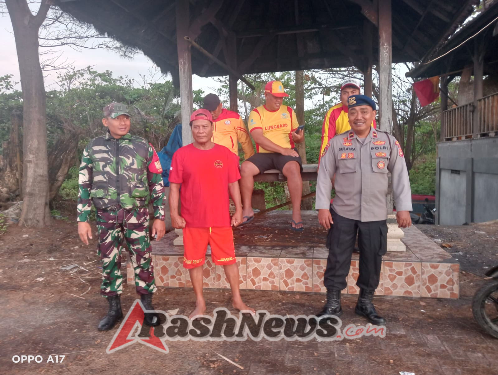 Babinsa Lebih Bersama Tim Balawista Siaga Selamatkan Warga di Pantai Banyu Pinaruh