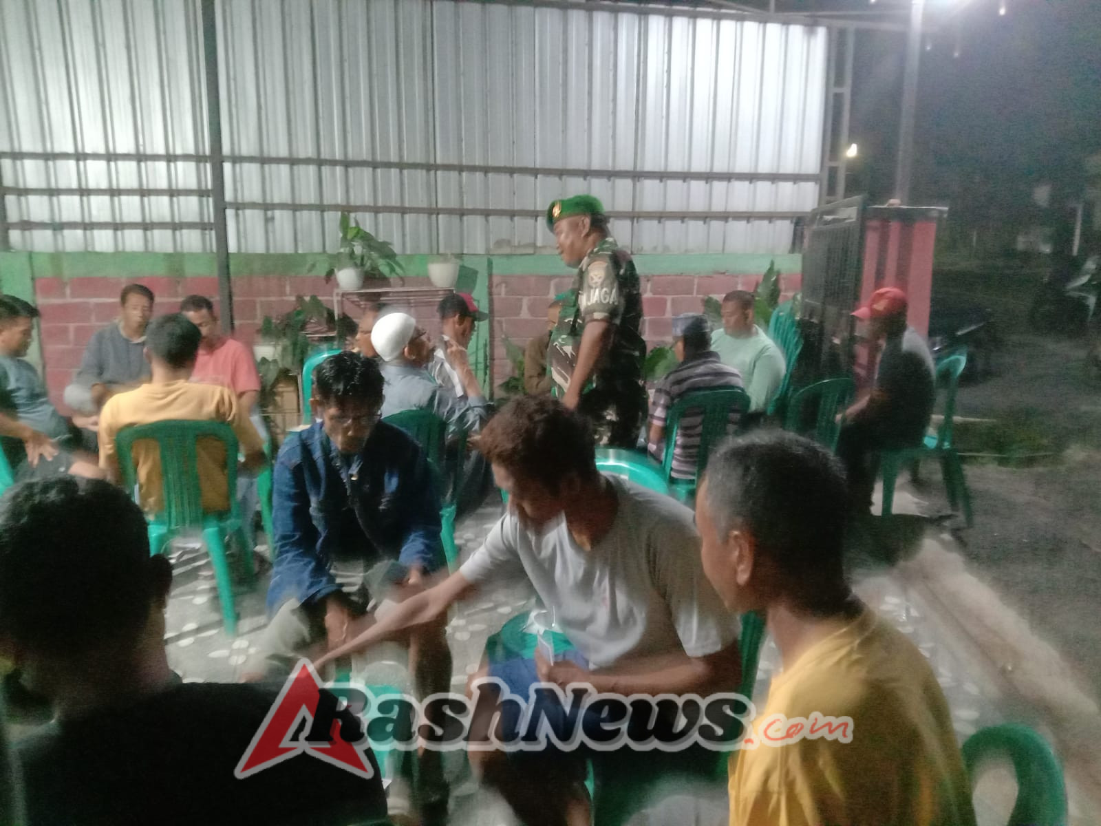 Babinsa Seteluk Perkuat Keamanan Wilayah Lewat Patroli Bersama Polsek