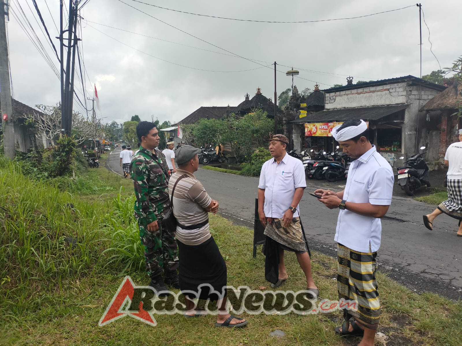 Babinsa dan Aparat Desa Adat Bersatu Jaga Kondusifitas Lomba Ceki di Payangan