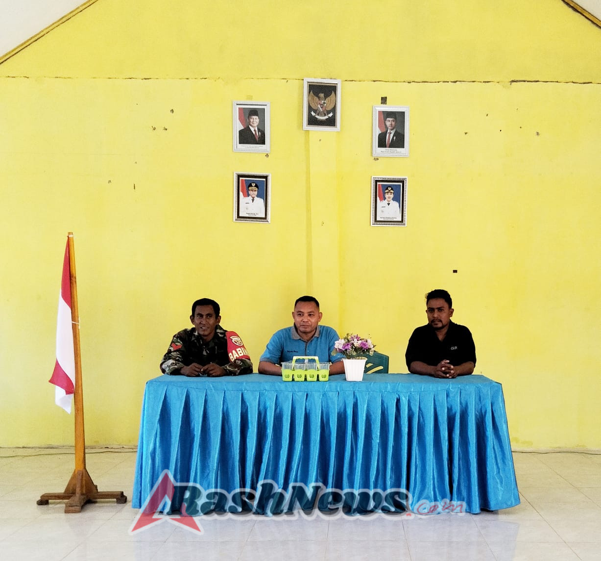 Babinsa Pantai Baru Dampingi Penyaluran BLT di Desa Ofalangga