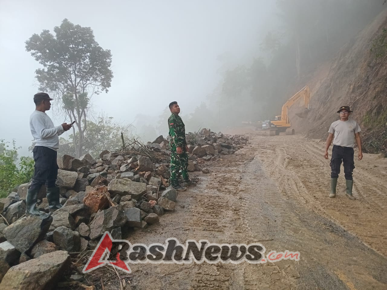 Musim Hujan Picu Longsor di KM.56, Babinsa dan Dinas Terkait Bergerak Cepat Atasi Dampak