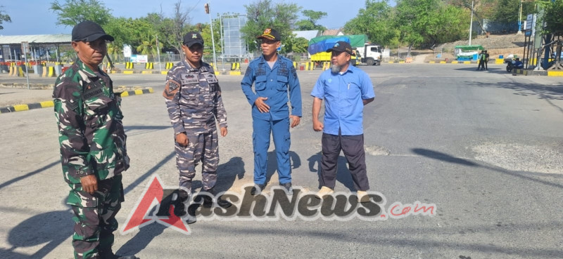 Babinsa Poto Tano Tegaskan Komitmen TNI Dalam Menjaga Ketertiban di Pelabuhan