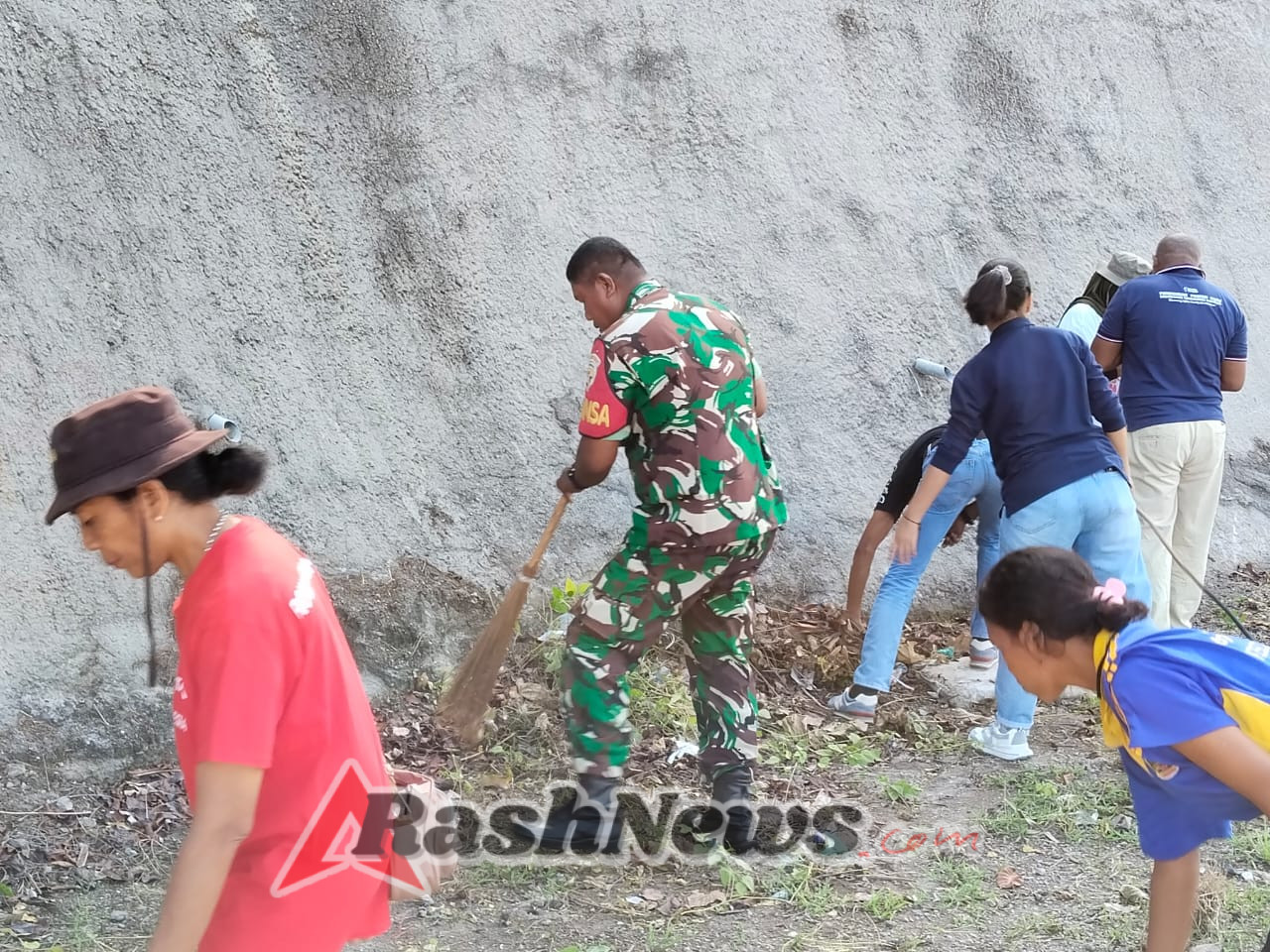 Wujud Peduli Lingkungan, Babinsa dan Warga Gelar Aksi Bersih-Bersih di Ende Utara
