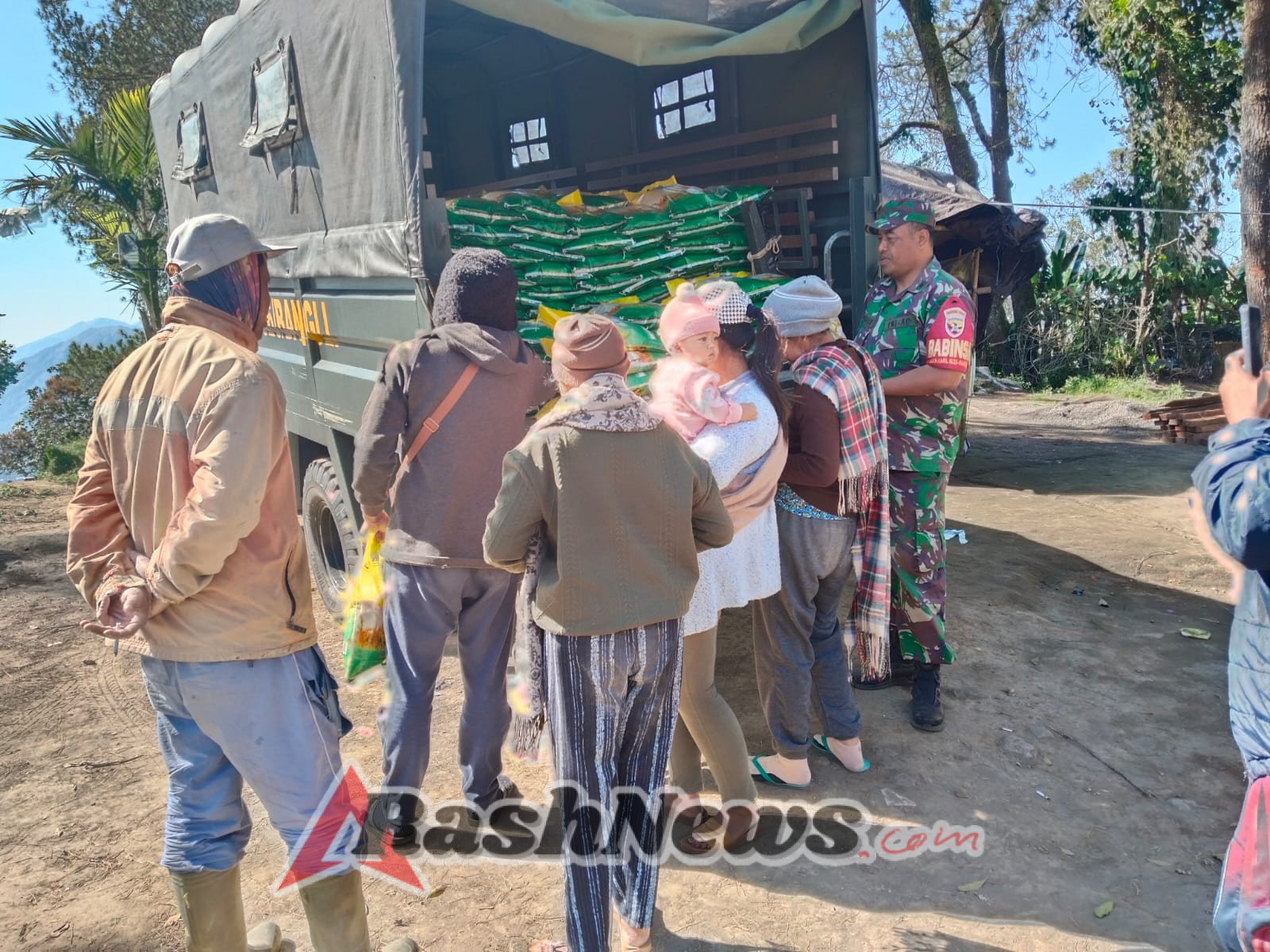 Bantu Penuhi Kebutuhan Pokok, Anggota Koramil 1626-04/Kintamani Bagikan Beras SPHP ke Warga