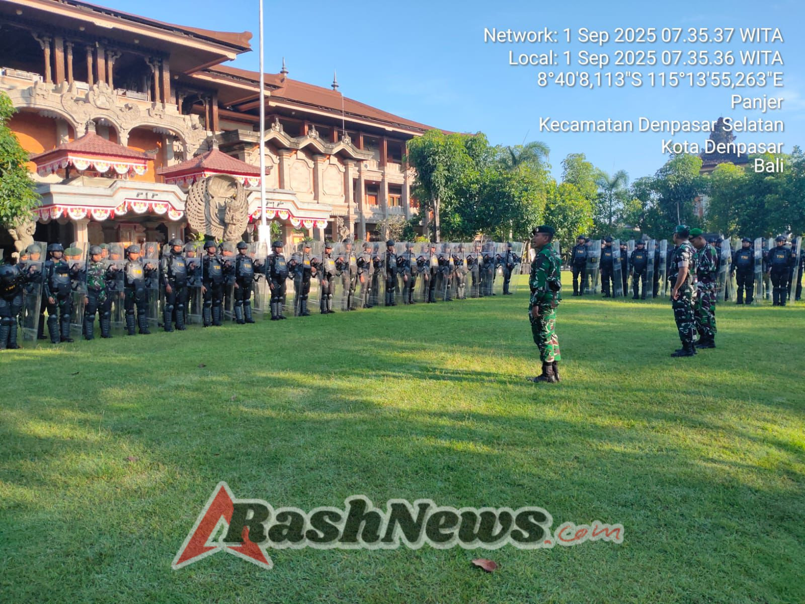 Prajurit Yonif 900/SBW Amankan Demonstrasi Di Kabupaten Badung