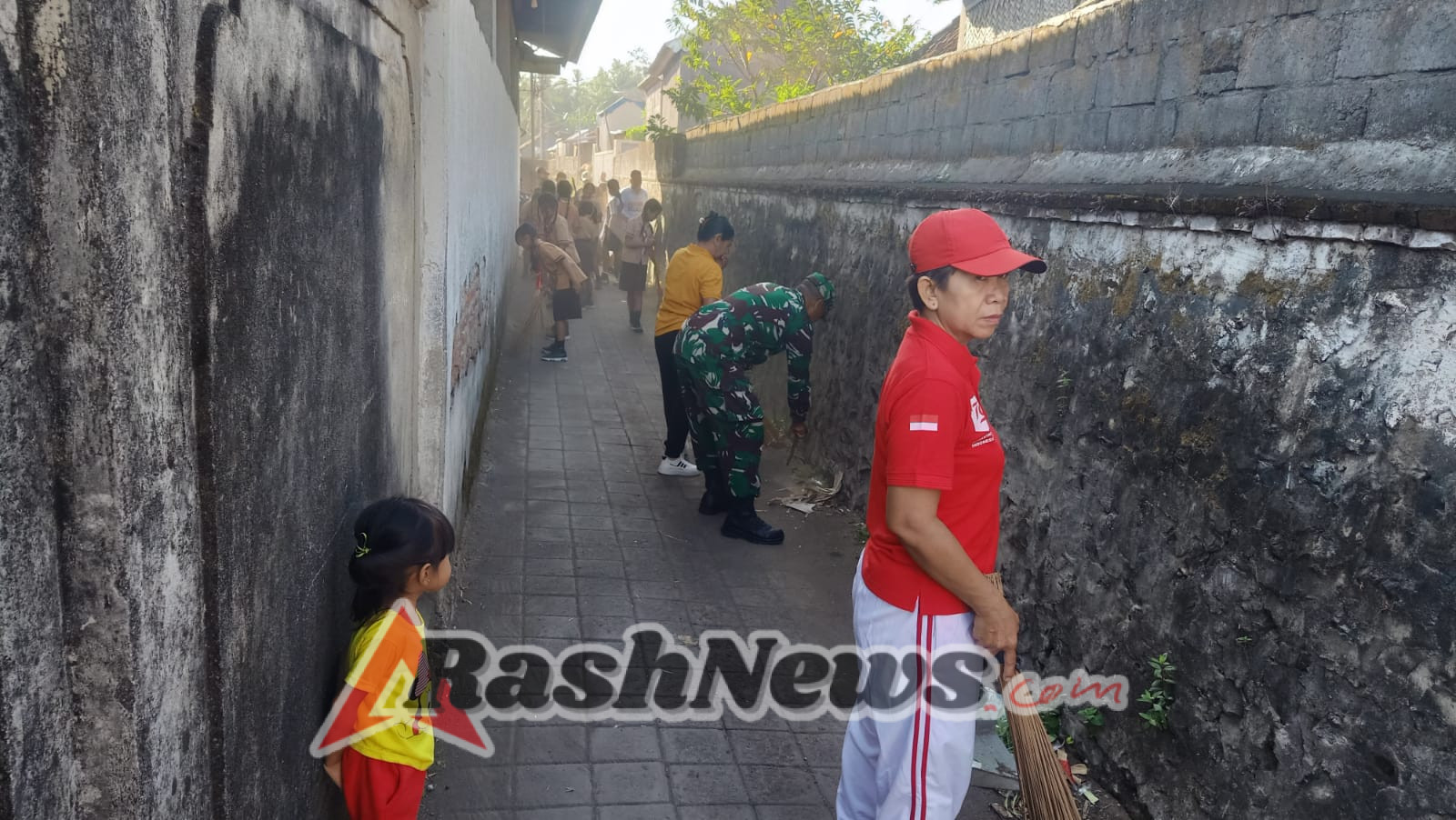 Babinsa dan Perangkat Desa Laksanakan Jumat Bersih, Dorong Masyarakat Jaga Kebersihan