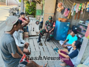 Tingkatkan Kamtibmas, Babinsa Ende Utara Laksanakan Pamwil dan Komsos Bersama Warga