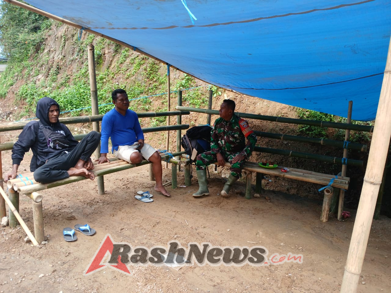 Babinsa Koramil 1602-02/Wolowaru Bangun Komsos Aktif Bersama Warga Wolojita