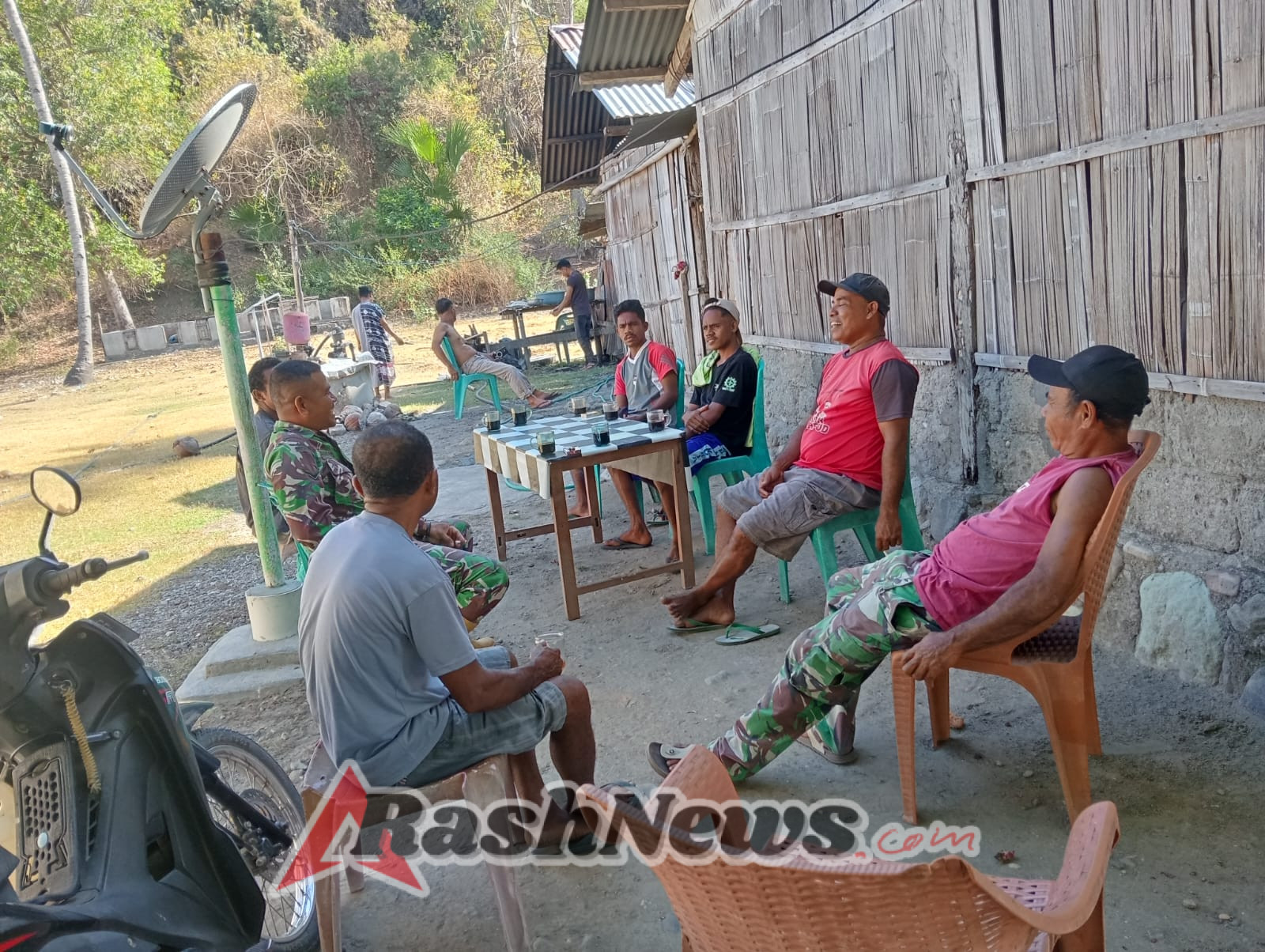 Ende, Dalam rangka menjaga stabilitas keamanan dan membina hubungan yang harmonis dengan masyarakat, Babinsa Koramil 1602-04/Maurole, Sertu Donatus Kiri, melaksanakan kegiatan Komunikasi Sosial (Komsos) dan Pengamanan Wilayah (Pamwil) di Desa Niranusa, Kecamatan Maurole, Kabupaten Ende.  Kegiatan yang dimulai pada pukul 09.15 Wita ini merupakan bagian dari upaya Babinsa dalam menjalankan tugas pokok Satuan Komando Kewilayahan (Satkowil), yaitu menciptakan kondisi wilayah binaan yang aman, tertib, dan kondusif. Dalam kegiatan tersebut, Babinsa menghimbau warga untuk tetap menjaga Keamanan dan Ketertiban Masyarakat (Kamtibmas) serta meningkatkan kesadaran akan pentingnya hidup rukun dan saling menjaga antarwarga.  Selain itu, kehadiran Babinsa di tengah masyarakat juga bertujuan memberikan rasa aman dan nyaman, sehingga meningkatkan simpati serta kedekatan emosional antara TNI dan rakyat. Warga Desa Niranusa menyambut baik kegiatan ini dan merasa terbantu dengan perhatian yang diberikan oleh aparat teritorial di wilayah mereka.  Kegiatan berjalan lancar, tertib, dan aman tanpa adanya hal-hal menonjol. Suasana yang akrab antara Babinsa dan masyarakat menjadi bukti kuat bahwa peran TNI AD sangat dibutuhkan di tengah kehidupan masyarakat.  Melalui kegiatan ini, Babinsa tidak hanya hadir sebagai penjaga wilayah, tetapi juga sebagai pengayom dan mitra masyarakat dalam membangun lingkungan yang aman dan sejahtera.