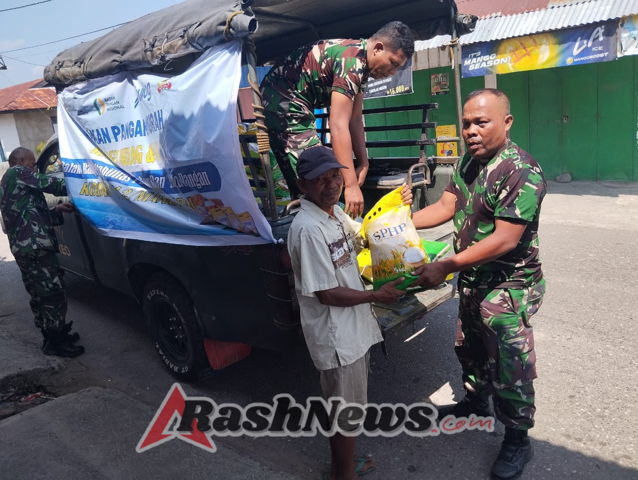 Serka Paulus Frid Pimpin Pasar Murah dalam Rangka HUT TNI ke-80 di Manggarai