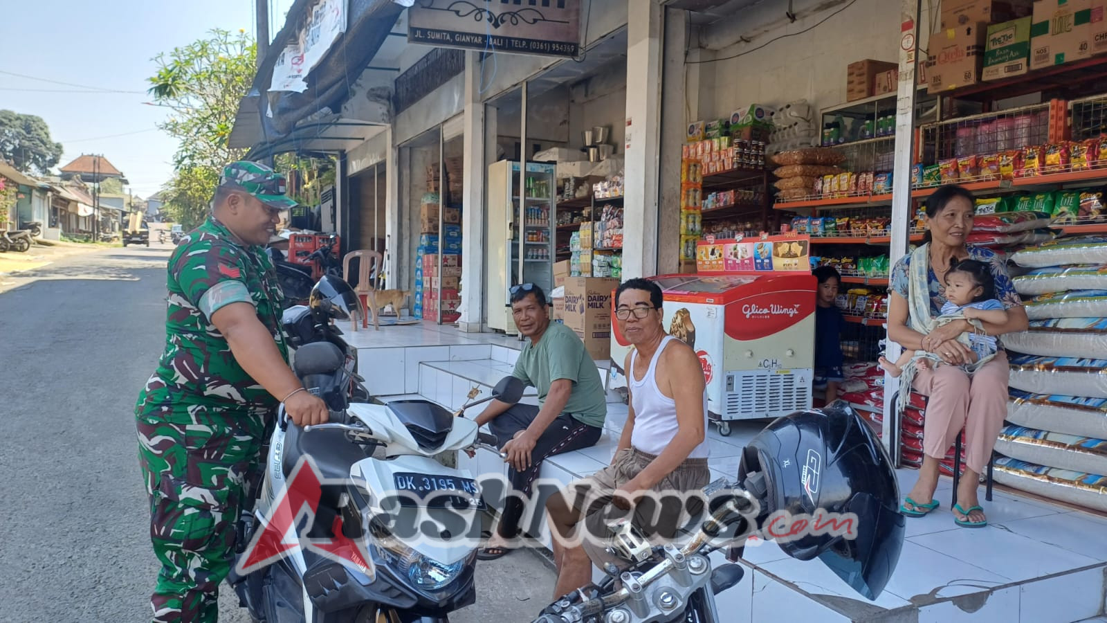 Pantau Harga Pokok, Babinsa Dorong Peran Tokoh Masyarakat di Desa Sumita