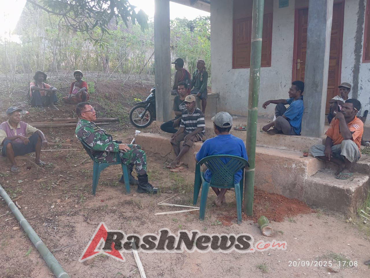 Babinsa Lakwati Imbau Warga Manfaatkan Musim Panas untuk Bertanam Sayur