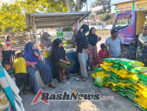 Babinsa Koramil 1614-05/Pekat Ringankan Beban Warga Lewat Gerakan Pangan Murah