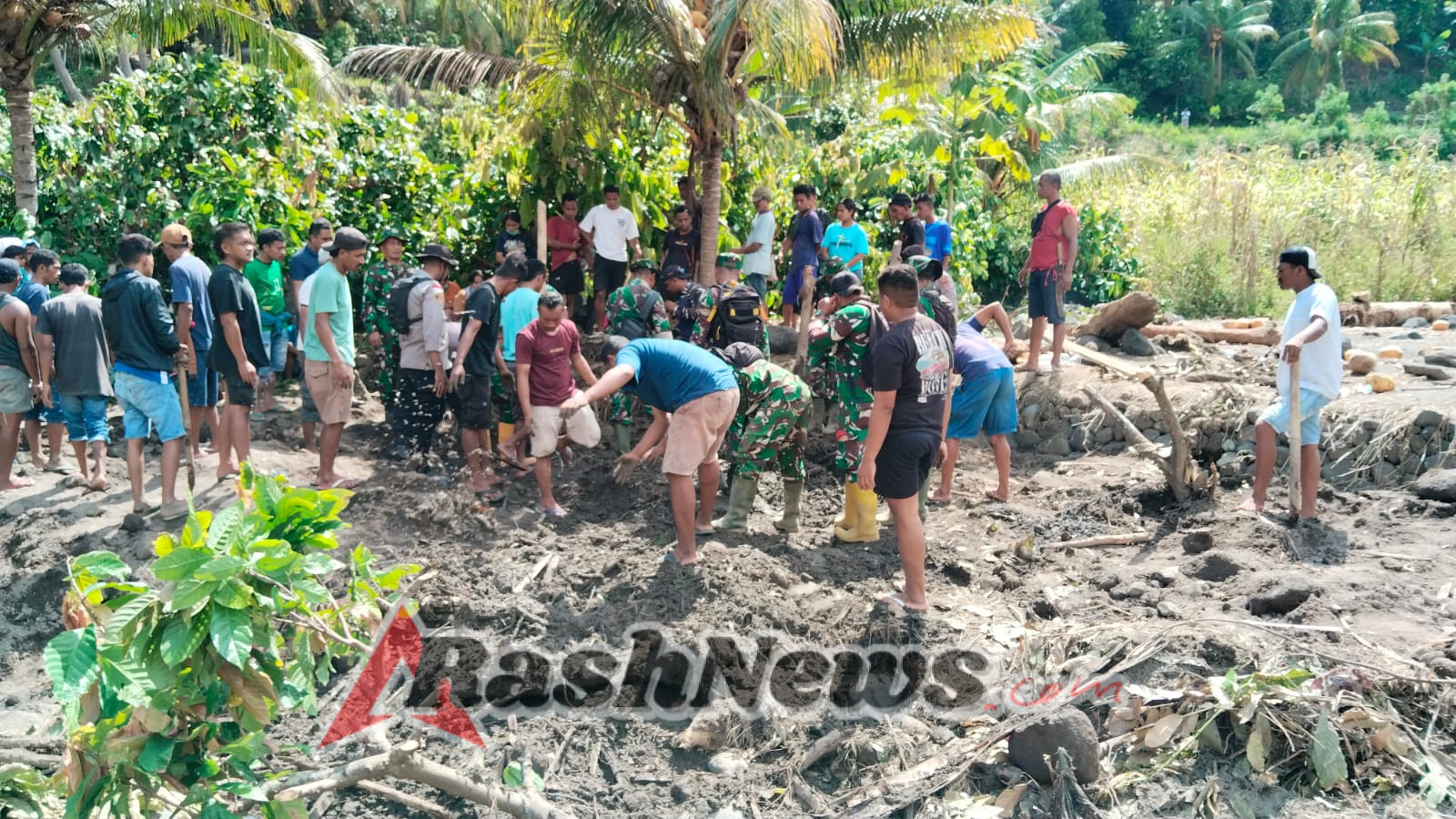 Sinergi TNI dan Warga, Dandim 1625/Ngada Komandoi Pencarian Korban Banjir di Desa Sawu
