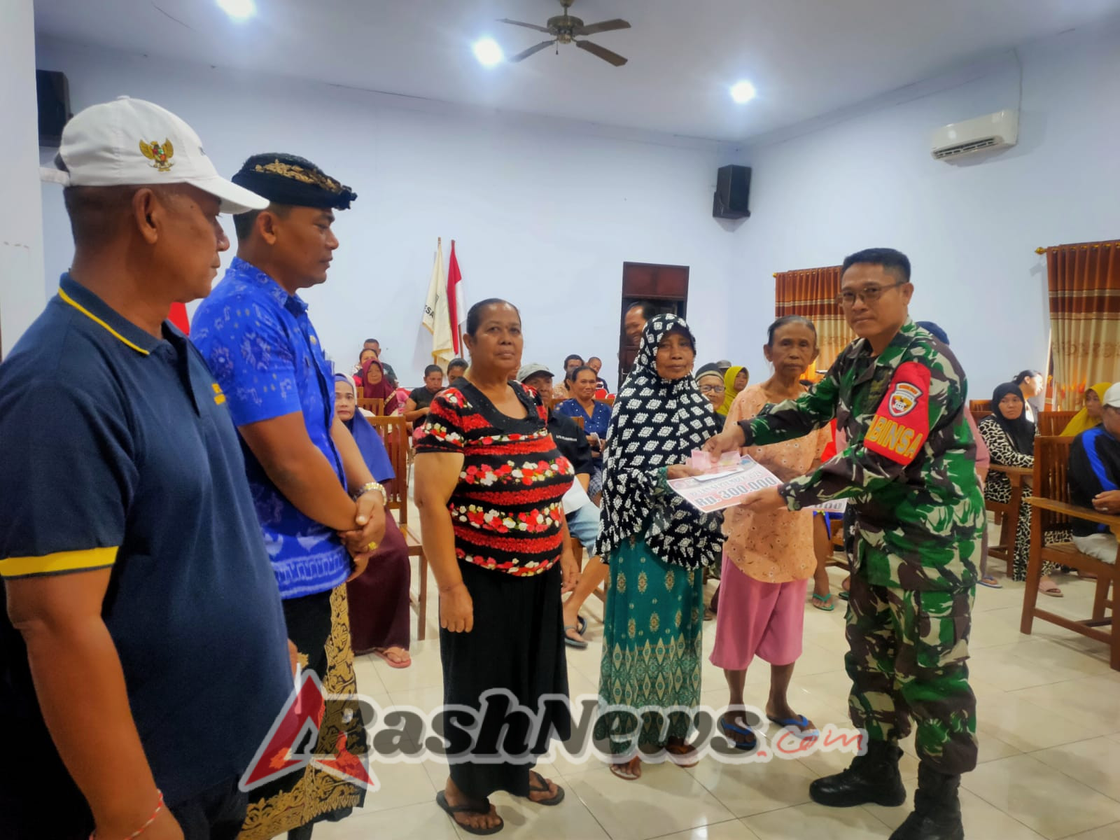 Bantu Ringankan Beban Warga, Pemerintah Desa Sumberkima Salurkan BLT-DD Rp300 Ribu per KK.