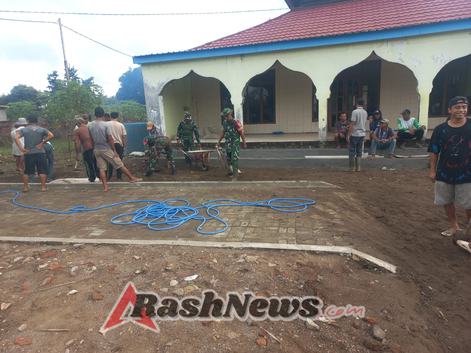 ‎Koramil 1607-07/Lunyuk Pererat Kebersamaan dengan Warga Lewat Karya Bhakti TNI Prima Sambut HUT TNI