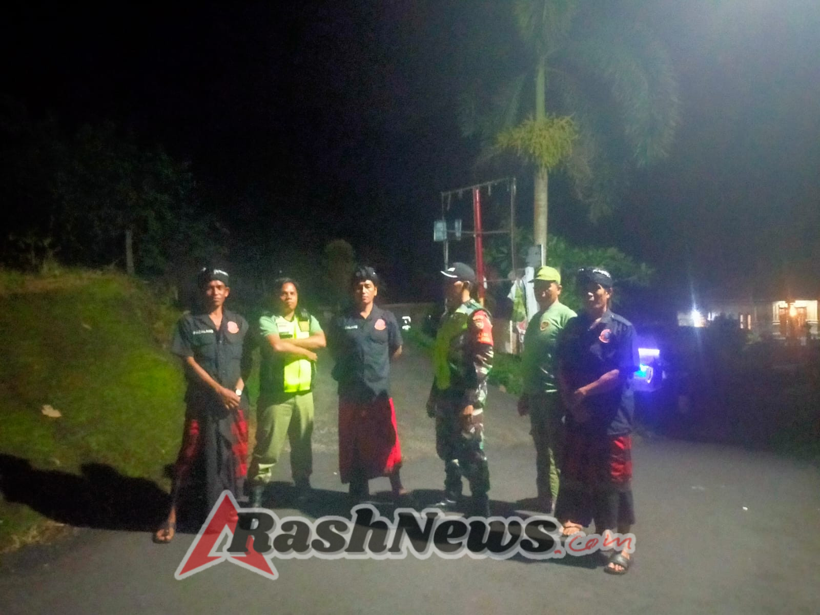 Cegah Gangguan Kamtibmas, Babinsa Ambengan Bersama Warga Gelar Patroli Malam