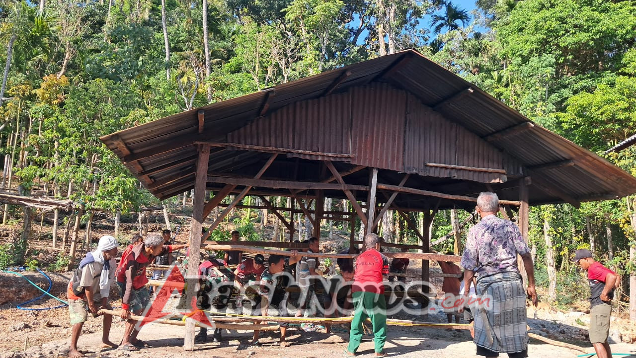 Satgas Pos Mahen Bahu Membahu Bantu Warga Binaan Laksanakan Pemindahan Rumah Secara Tradisional