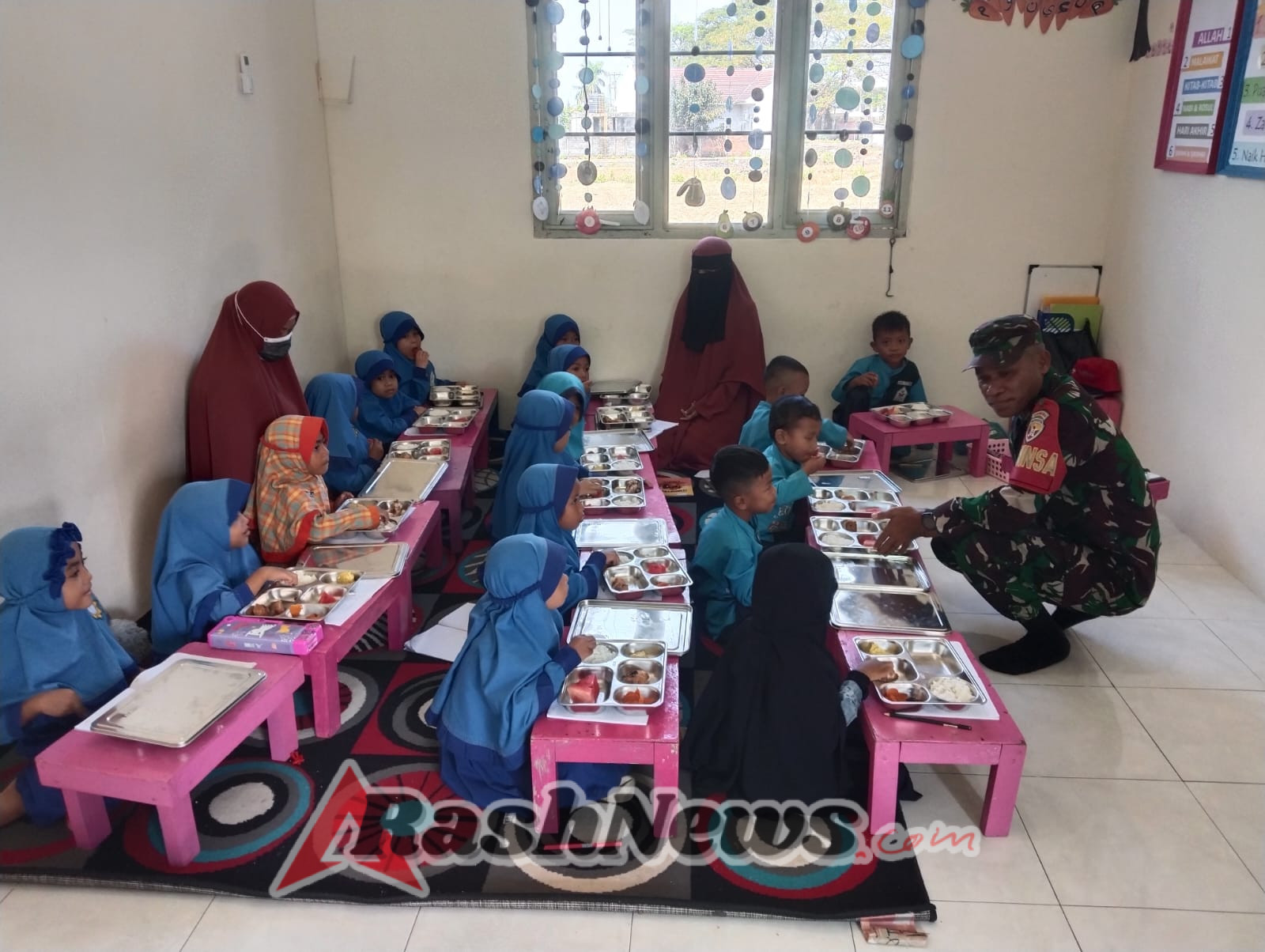Sekolah-sekolah di Karijawa Terima Bantuan Gizi Nusantara