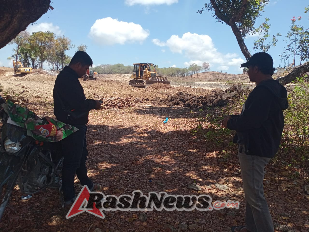 Babinsa Kawal Pekerjaan K-SIGN, Pastikan Pembangunan Berjalan Lancar dan Kondusif