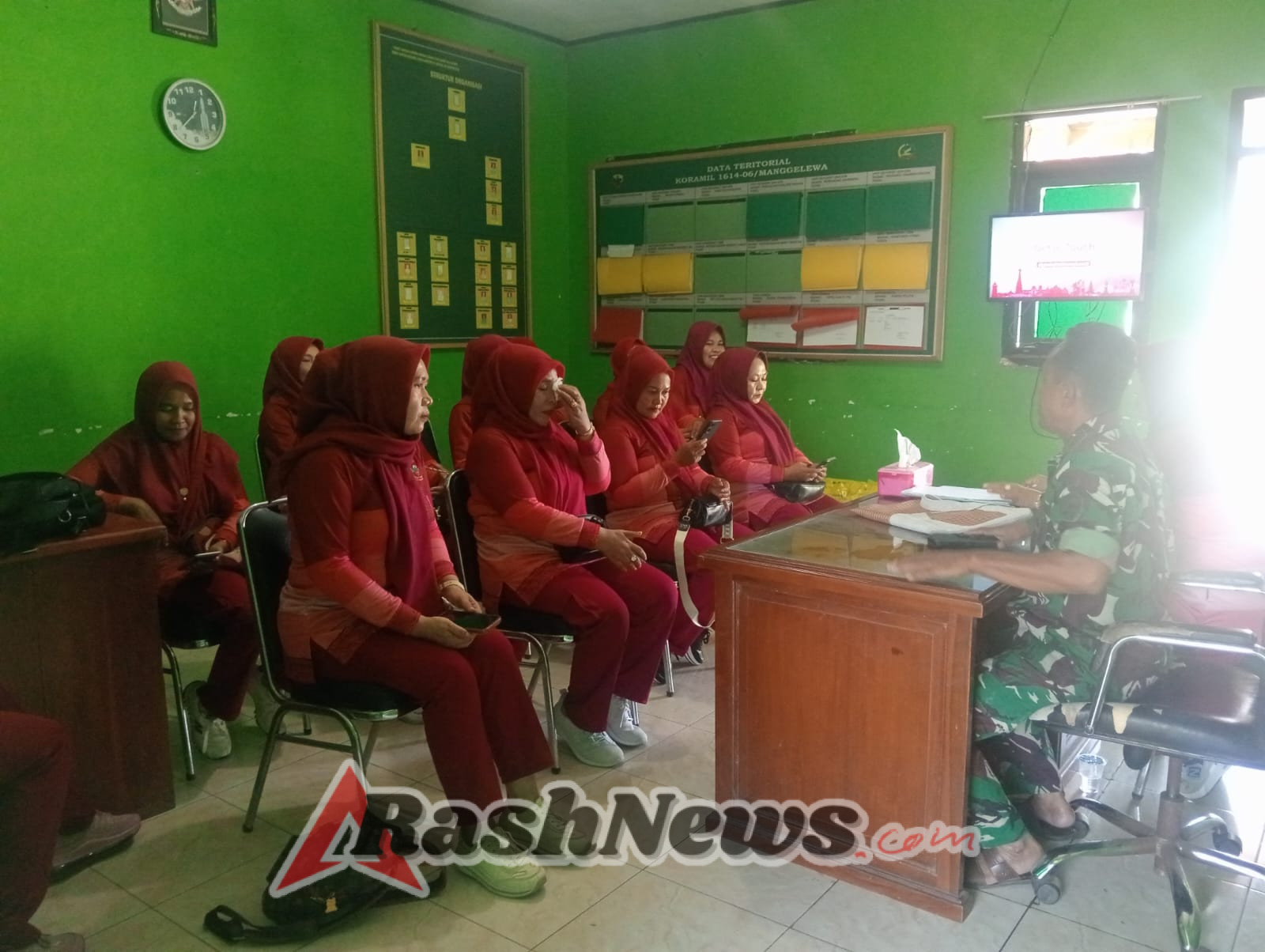 Danramil dan Ketua Persit Ranting VI Manggelewa Perkuat Soliditas Anggota