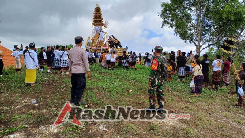 Ada Dan Bermanfaat, Babinsa Koramil Nusa Penida Pastikan Ngaben Massal Serentak Di Tiga Desa Aman Dan Lancar