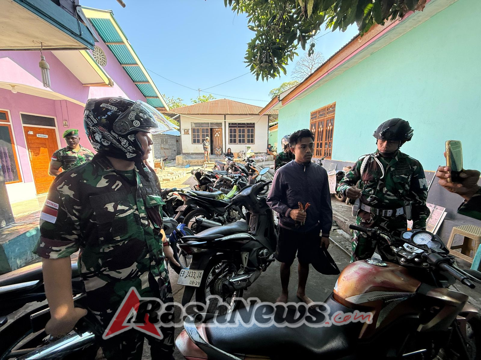 Kodim 1622/Alor Temukan Warga Bawa Benda Tajam Saat Patroli Kamtibmas