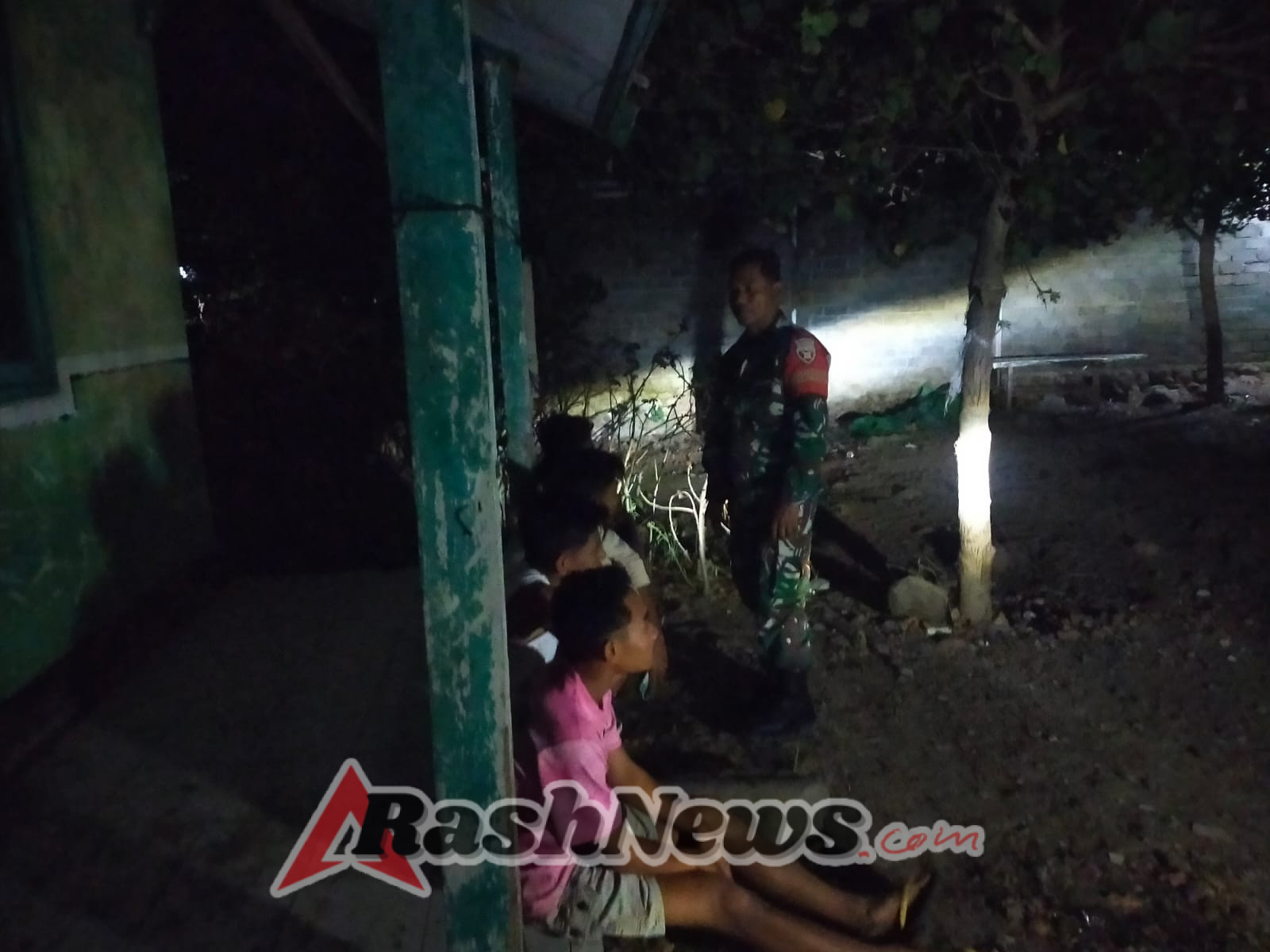 Babinsa Hu’u Intensifkan Patroli Malam, Ajak Pemuda Jaga Kamtibmas