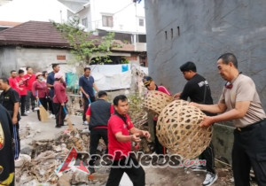 Babinsa bersama Masyarakat Bersihkan Sungai Pasca Banjir di Denpasar