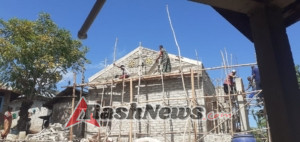 Kebersamaan Babinsa dan Masyarakat Desa Labelen dalam Pembangunan Rumah