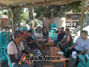 Pererat Kebersamaan, Babinsa Desaloka Komsos Sekaligus Gotong Royong