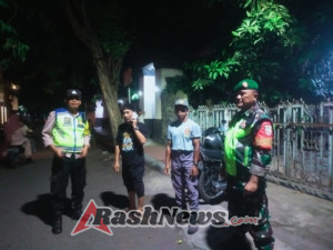 Patroli Siskamling di Kampung Bugis: Babinsa dan Warga Bersinergi Jaga Keamanan Malam Hari