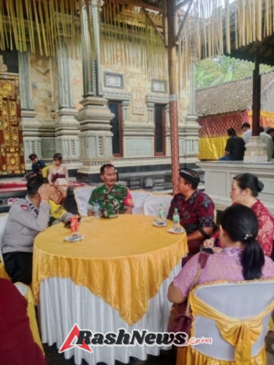Babinsa Peninjoan Jalin Keakraban Lewat Kehadiran pada Resepsi Pernikahan Warga