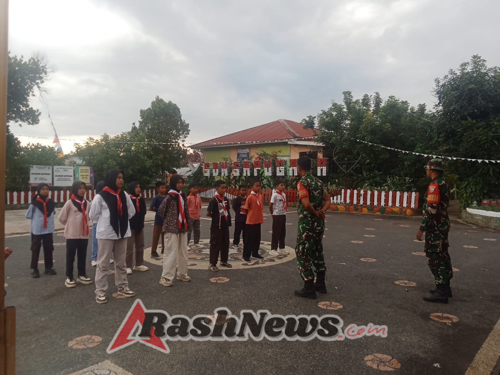 Bentuk Karakter Siswa, Babinsa Koramil 1628-03 Gelar Pelatihan PBB di Sekolah