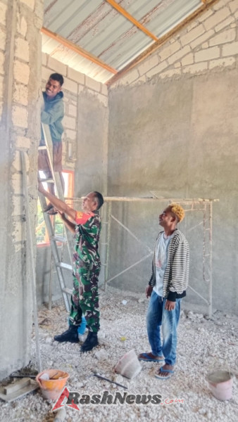 Wujud Kepedulian TNI, Sertu Nelson Sine Bersama Warga Gotong Royong Bangun Rumah di Desa Suelain