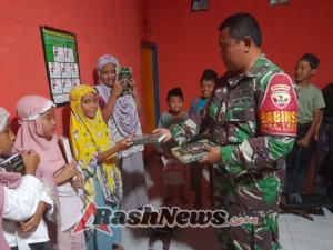 Babinsa Praya Barat Bagikan 35 Al-Qur’an dan Iqro untuk Santri TPQ Nurul Iman