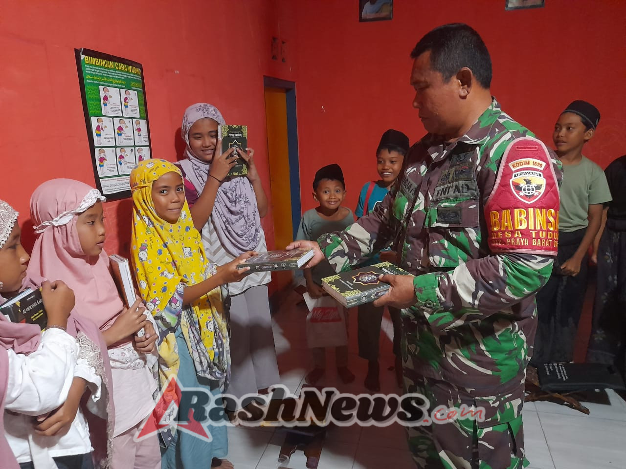 Babinsa Praya Barat Bagikan 35 Al-Qur’an dan Iqro untuk Santri TPQ Nurul Iman