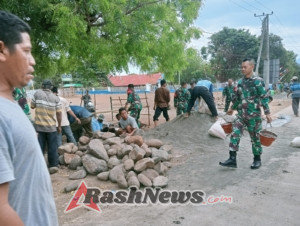 Koramil 1608-05/Donggo Melaksanakan Gotong Royong Bersama Warga.