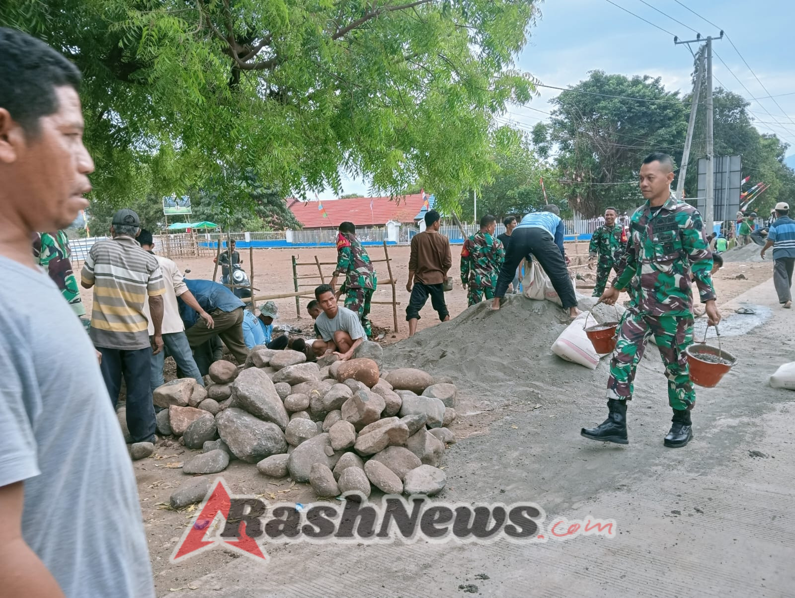 Koramil 1608-05/Donggo Melaksanakan Gotong Royong Bersama Warga.