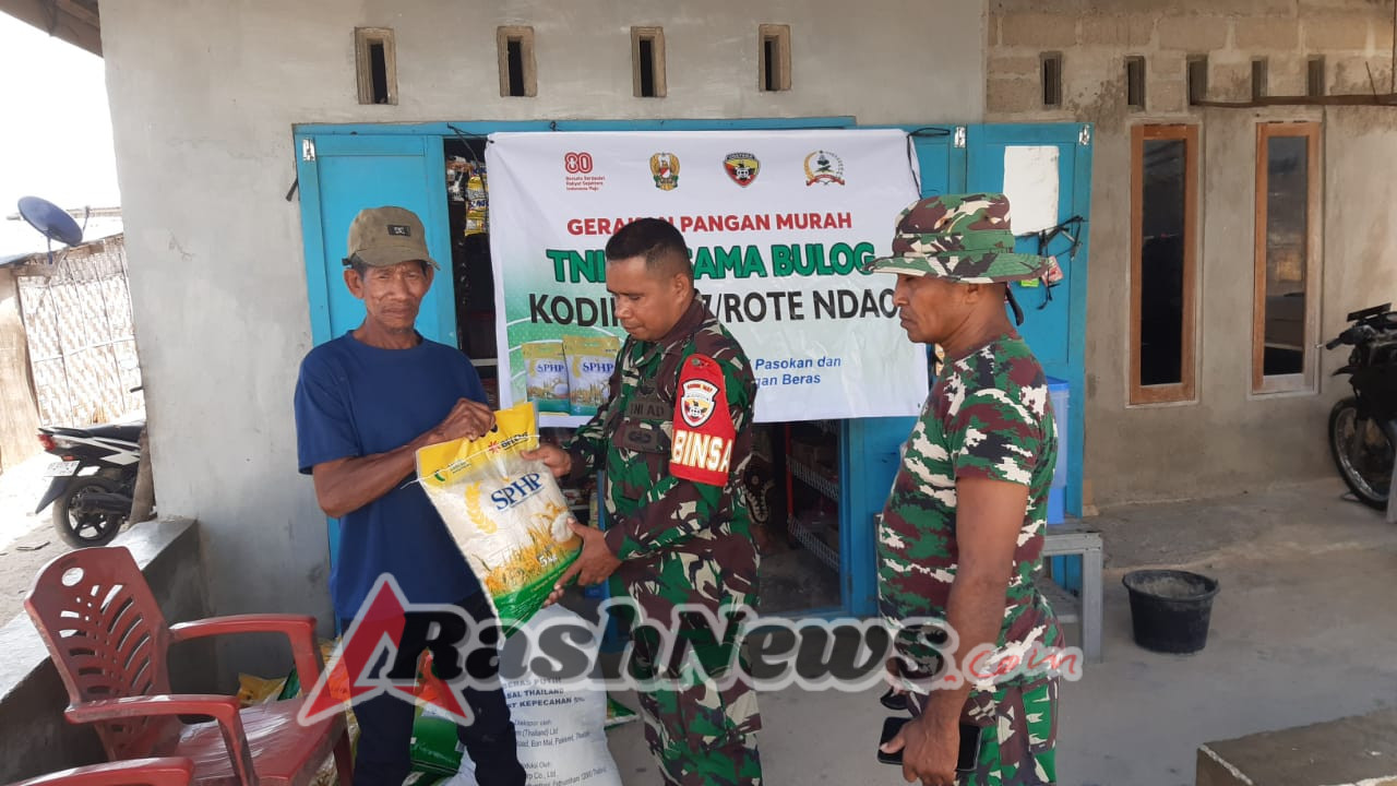 Babinsa Koramil 1627-02/Pantai Baru Fasilitasi Penjualan Beras SPHP Lewat Gerakan Pangan Murah