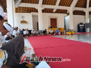 Koramil 1609-02/Kubutambahan  siap megamankan selama Proses piodalan berlangsung di pura penyusuhan (Pura Penegil Gumi)