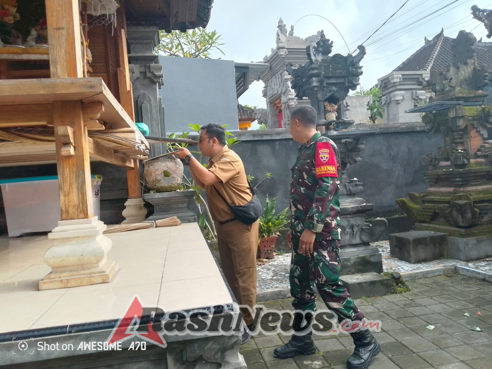 Tekan Dan Antisipasi Penyebaran DBD, Babinsa Kamasan Terjun Langsung Dampingi Penyelidikan Epidemiologi Di Banjar Kacangdawa
