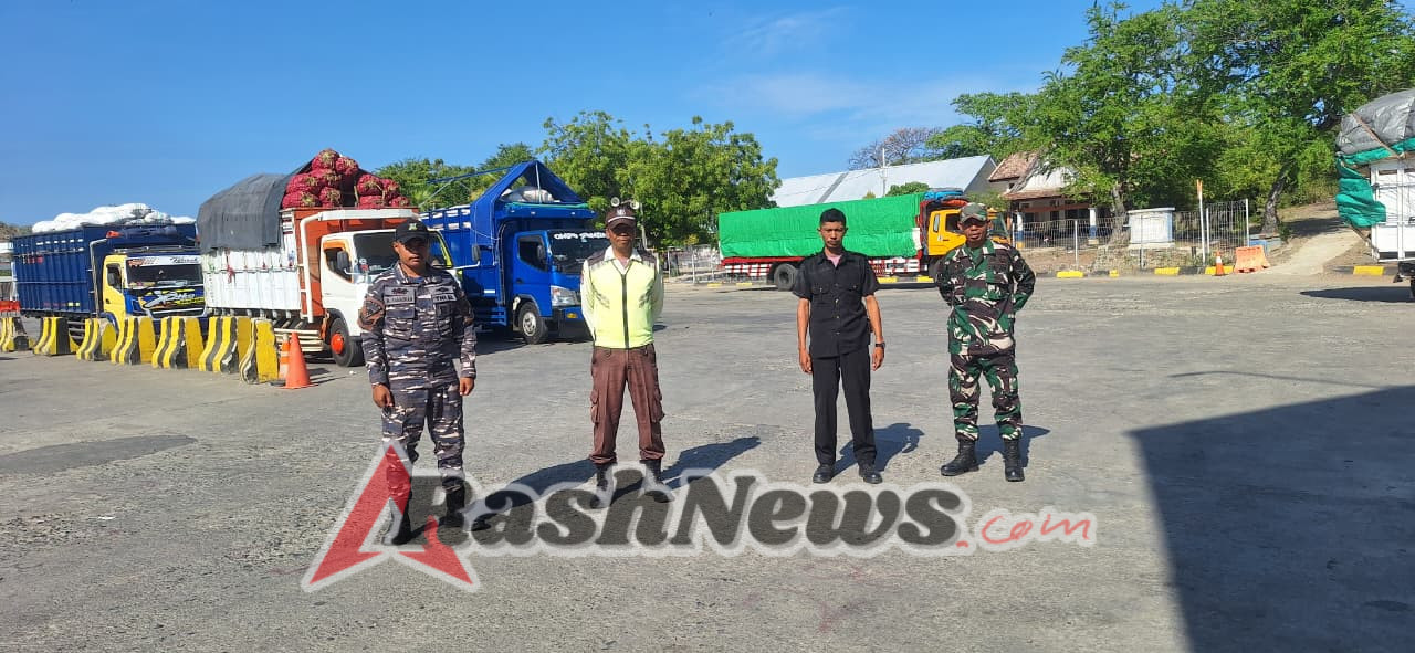PAM Pelabuhan Poto Tano, Babinsa Pastikan Keamanan dan Kenyamanan Warga